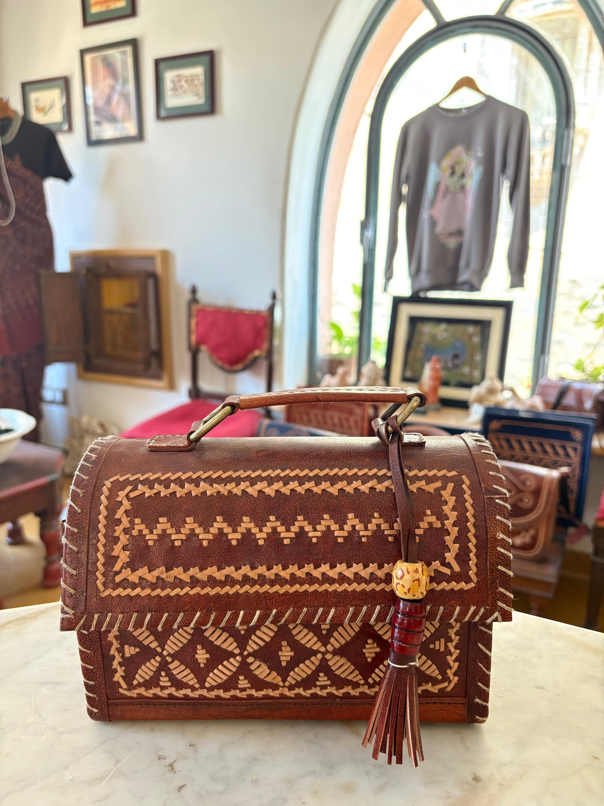 LEATHER SLING BAG