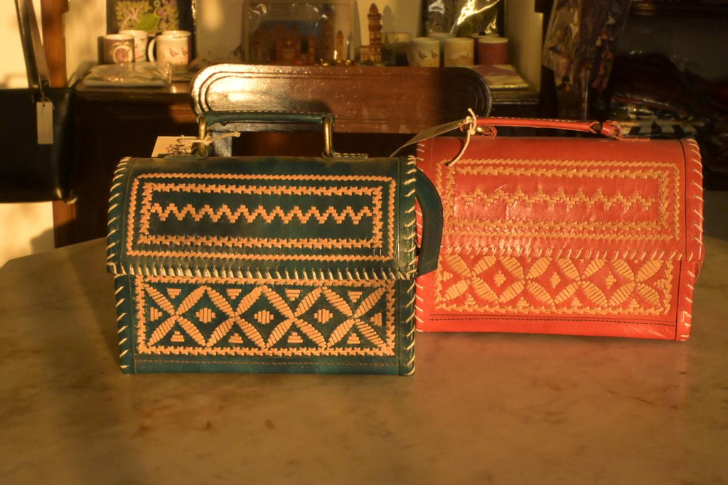 LEATHER SLING BAG